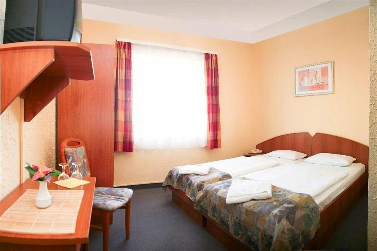 Hotel Berlin Budapeste Exterior foto
